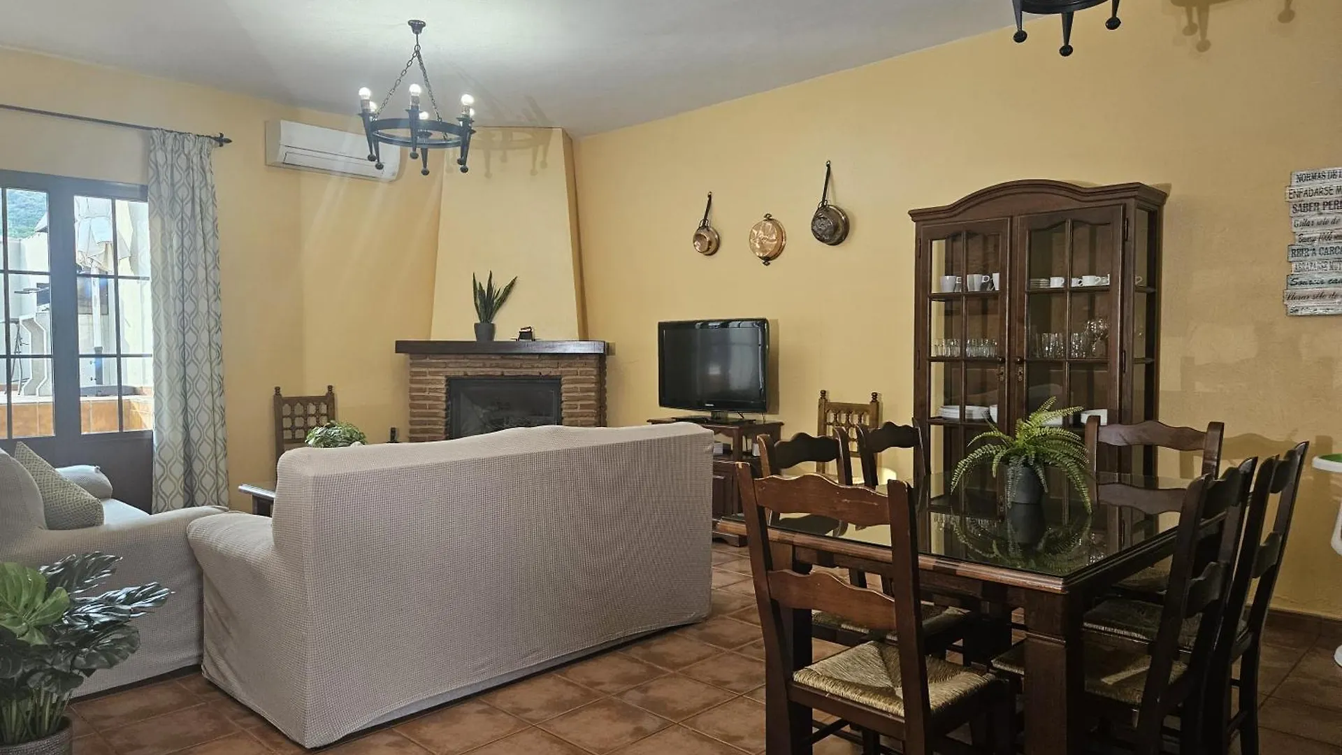 Holiday home Alojamiento Rural Casitas Cueva Del Gato Benaojan
